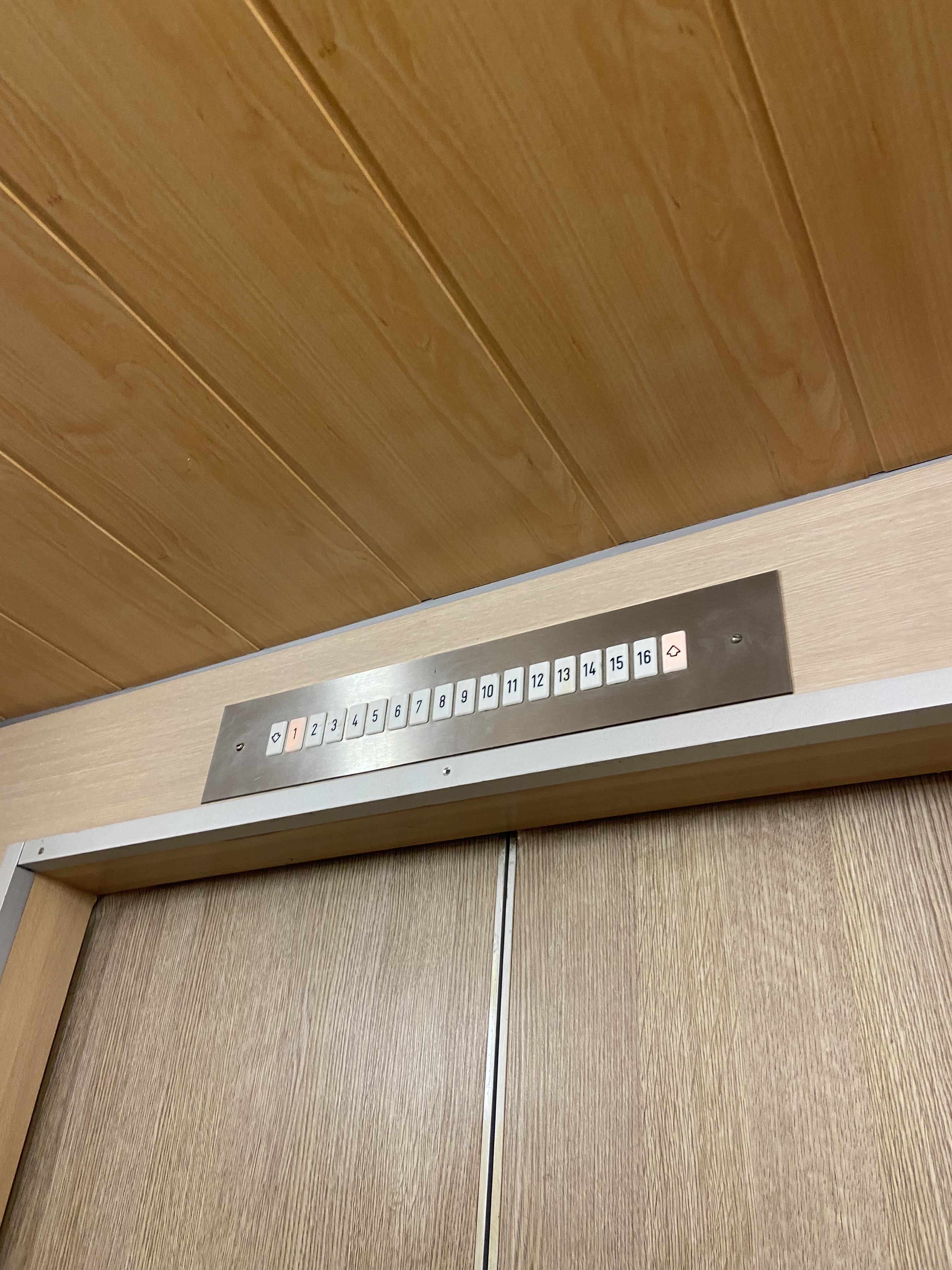 Et pas d'écran pour indiquer l'étage courant.